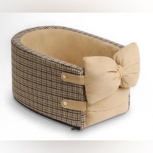 NWOT Beige Bow Tie Tiny Dog Center Console Pet Travel Bed with Front Pouch